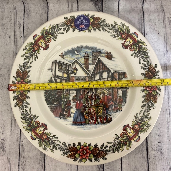 ROYAL STAFFORD OF ENGLAND HOLIDAY DINNER PLATE -ROASTING CHESTNUTS SNOWY VILLAGE - Picture 5 of 6